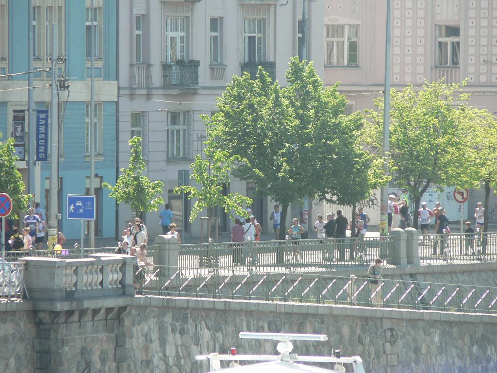 Maraton 08 067.jpg - odsud doběhnou k nám